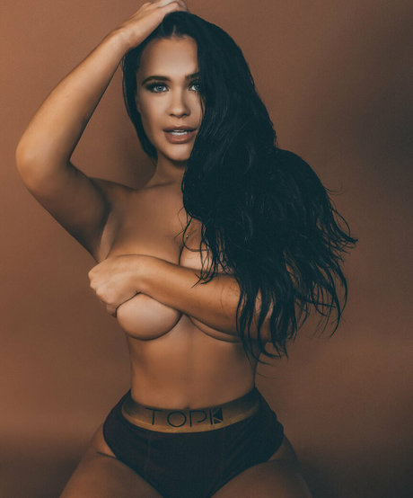 ベビーシッターオンリーファンズ ポルノグラフィック 写真