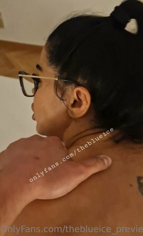 ニューハーフの乗馬オンリーファンズ セクシーヌード 画像