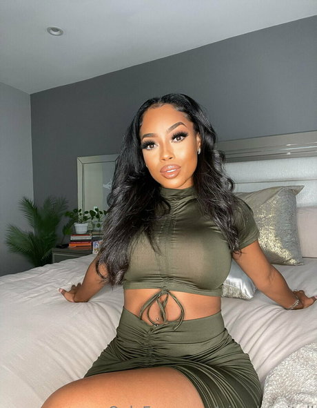 巨乳オナニーオンリーファンズ エロチック 写真