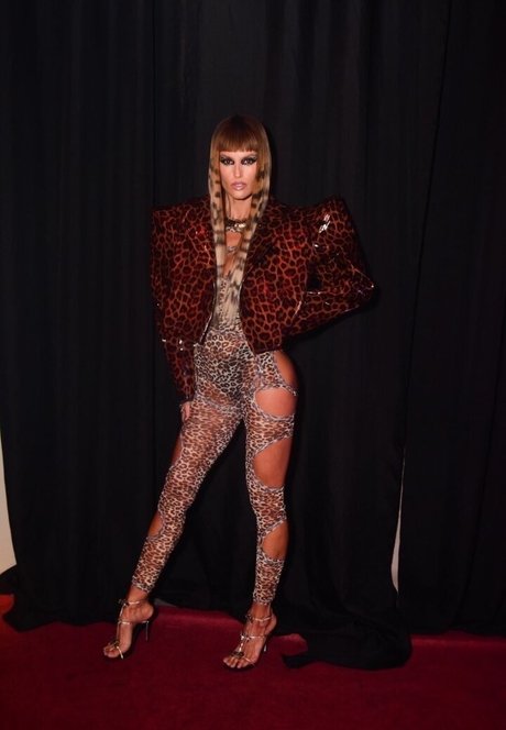 巨乳タトゥーオンリーファンズ 無料裸 画像