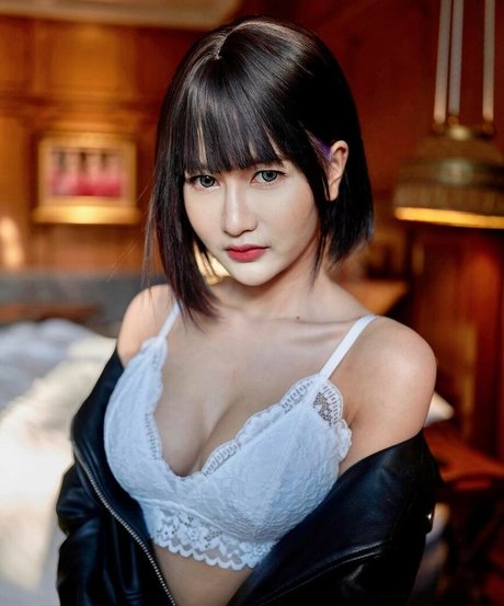 曲線美のランジェリーオンリーファンズ 無料セックス 画像