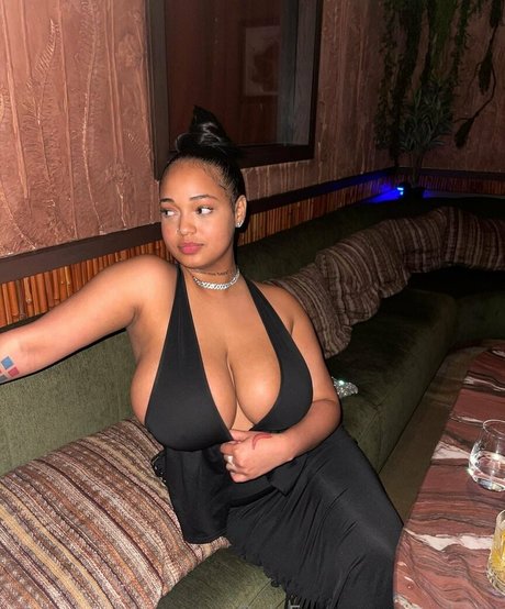 巨乳オナニーオンリーファンズ 裸 写真