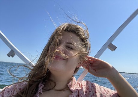 巨乳ストリップオンリーファンズ えろ 画像