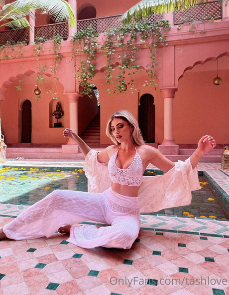 熟女 2P オンリーファンズ セクシー裸 ギャラリー