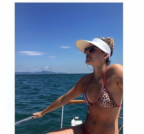 小柄なラテン系オンリーファンズ HD 写真