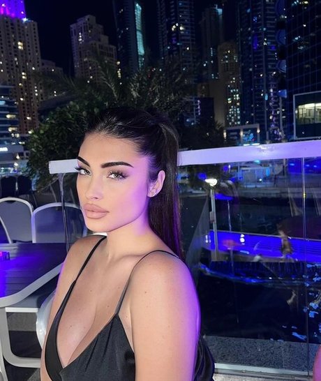 成熟したラテン系オンリーファンズ ホットヌード 写真