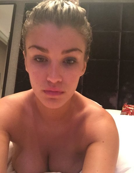 小さいチンポのシーメールオンリーファンズ ホットセックス 画像