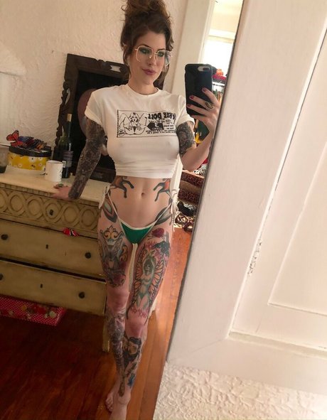 Peirslouise エロティックなポルノスター 画像