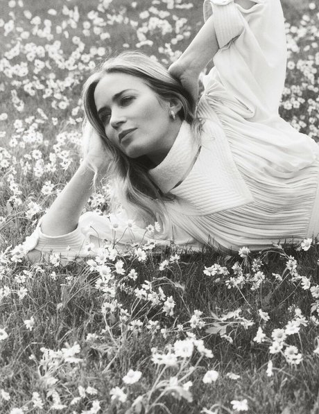 Emily Blunt スター ヌード 画像