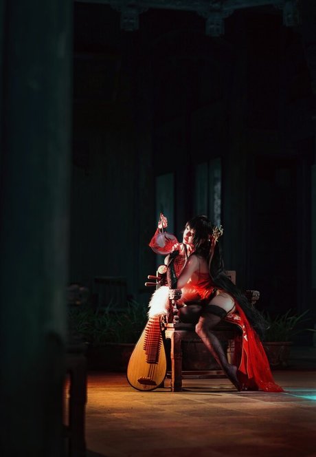 オイルを塗った巨乳オンリーファンズ ホット 写真