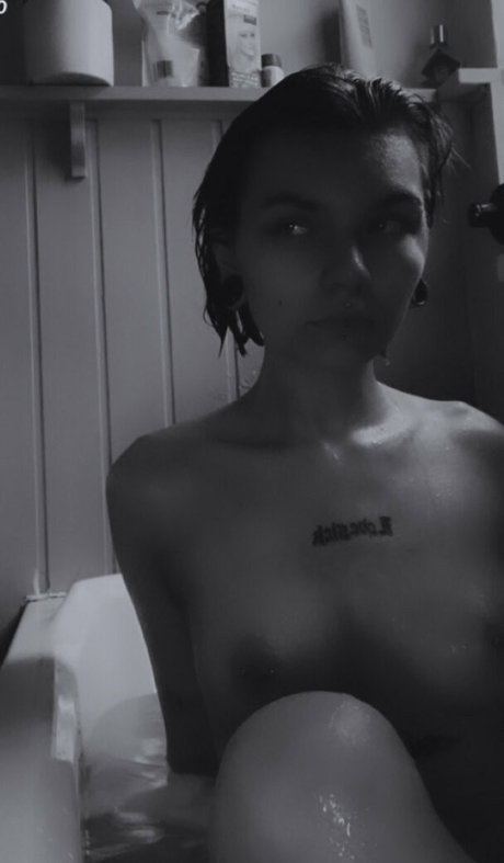 レズビアン乱交オンリーファンズ 無料エロ 画像