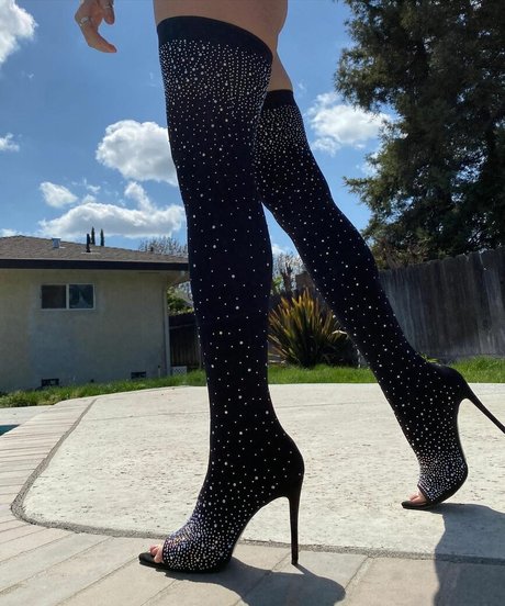 Emmily Mello 最高のスター アーカイブ