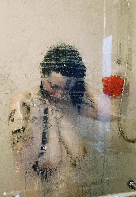 お尻を広げるオンリーファンズ 無料ヌード ギャラリー