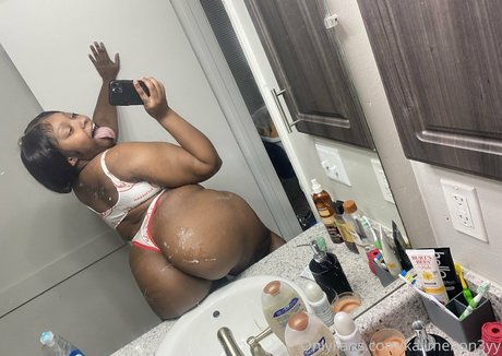 ランジェリーヌードオンリーファンズ ヌード 画像