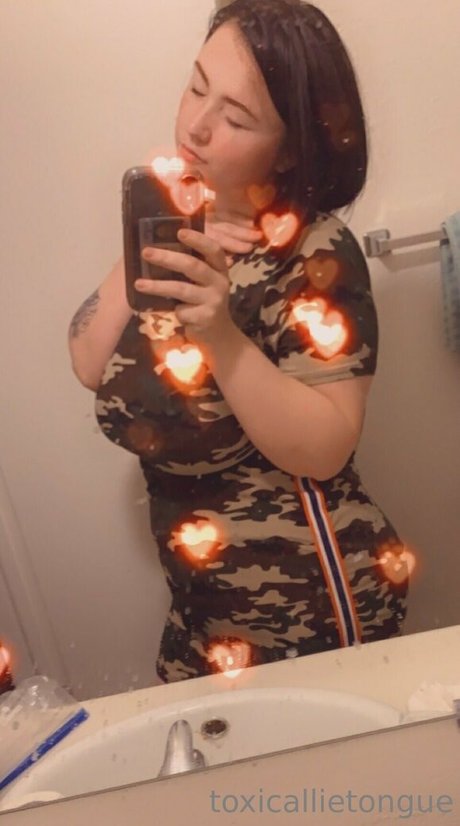 toxicallietongue xxxポルノスター 写真