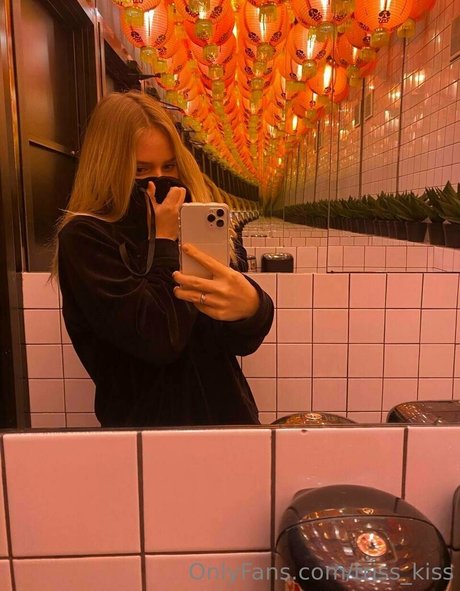 ランジェリーヌードオンリーファンズ ポルノグラフィック 写真