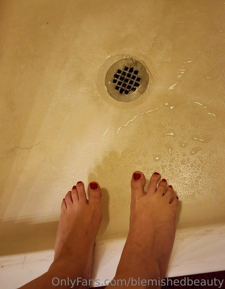 オイルを塗った巨乳オンリーファンズ ポルノグラフィック 画像