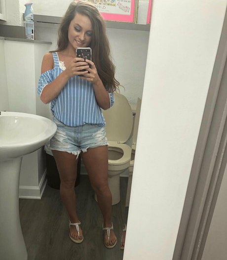 小柄な足オンリーファンズ 美しい裸 画像