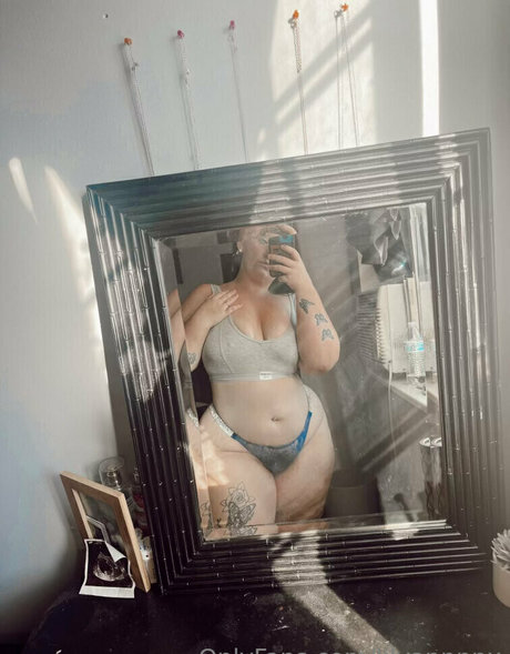 センターフォールド オンリーファンズ ポルノ 写真