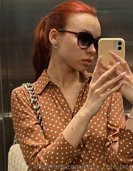 お尻を広げるオンリーファンズ 無料エロ 写真