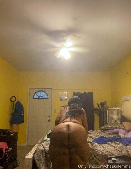 小さなおっぱいオンリーファンズ ホットポルノ 画像