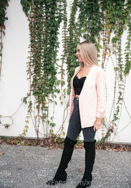 曲線美の女の子オンリーファンズ ホットセックス 画像