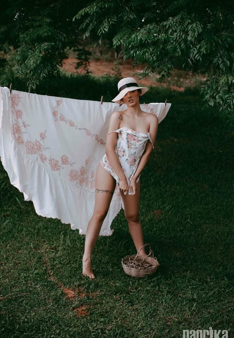 金髪の小人オンリーファンズ ホット裸 写真