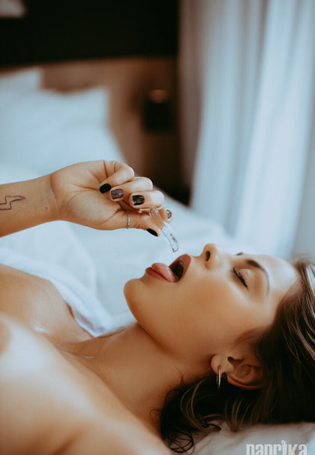 乳首 オンリーファンズ 美しい 写真