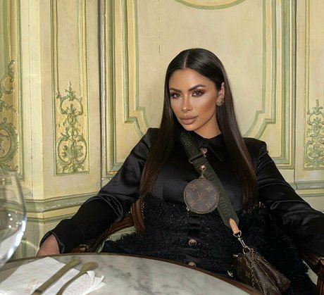 Alus ヌードモデル 写真