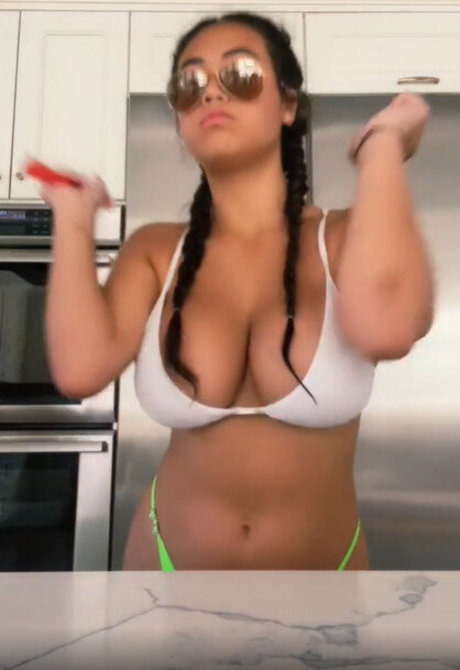 ニューハーフの乗馬オンリーファンズ セクシーヌード 写真