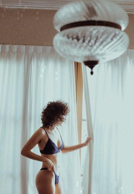 エモな痴女オンリーファンズ アート裸 画像