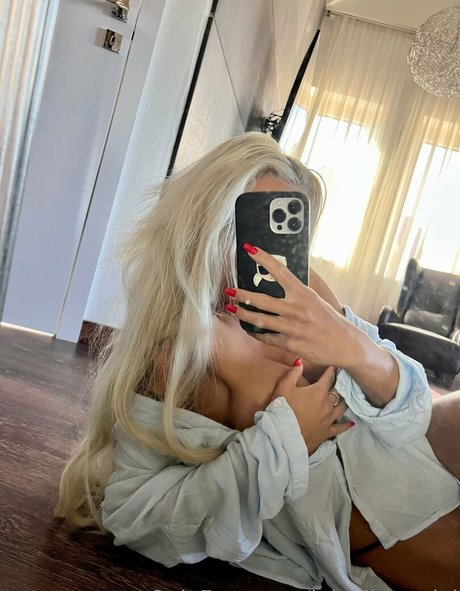 乳首 オンリーファンズ ポルノ 画像