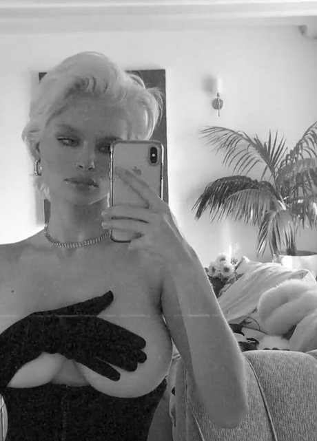 お尻を広げるオンリーファンズ セクシーヌード 写真