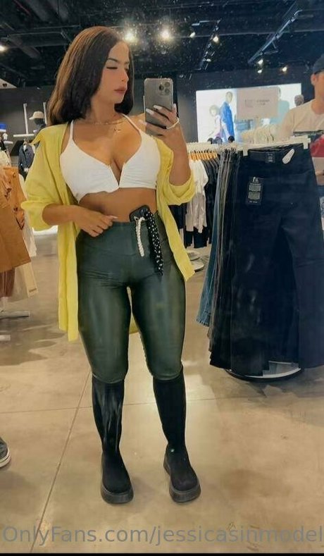 エモな痴女オンリーファンズ セクシー裸 画像