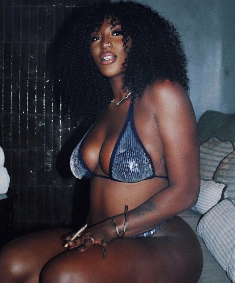 Aya Nakamura 高品質のスター 写真