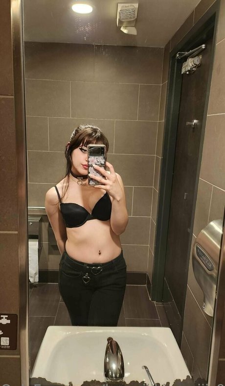 小さいチンポのシーメールオンリーファンズ HD 画像