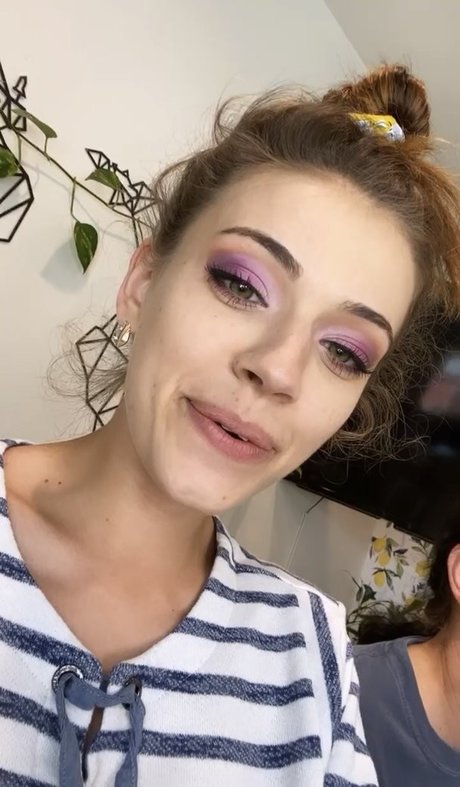 ぽっちゃりブロンドのオンリーファンズ ヌード 画像