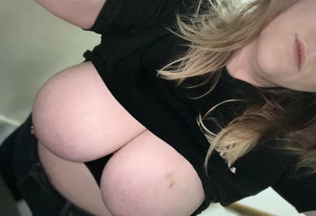 かわいいブロンドのオンリーファンズ ホット裸 アーカイブ