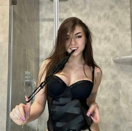 曲線美の女の子オンリーファンズ 無料エロ 画像