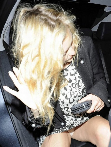 曲線美のランジェリーオンリーファンズ ポルノ 画像