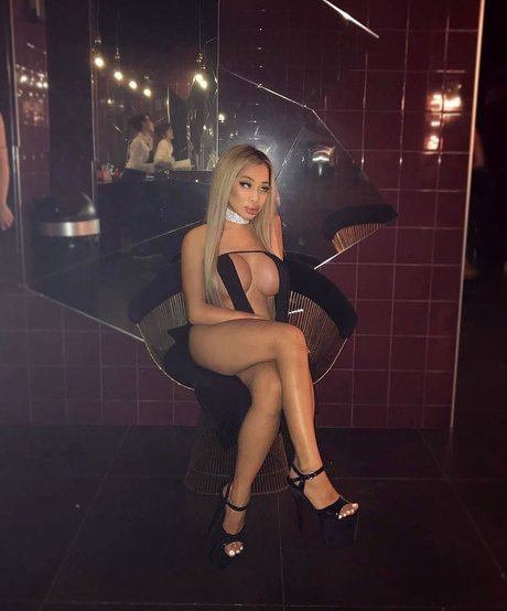 曲線美のxxx オンリーファンズ ヌード ギャラリー