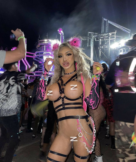 ヌード熟女オンリーファンズ 美しいヌード 写真