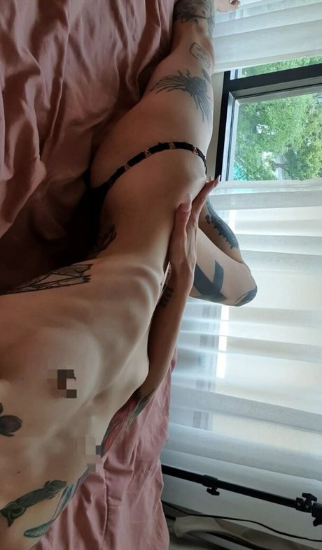 Satana696969 ポルノスター ヌード 写真