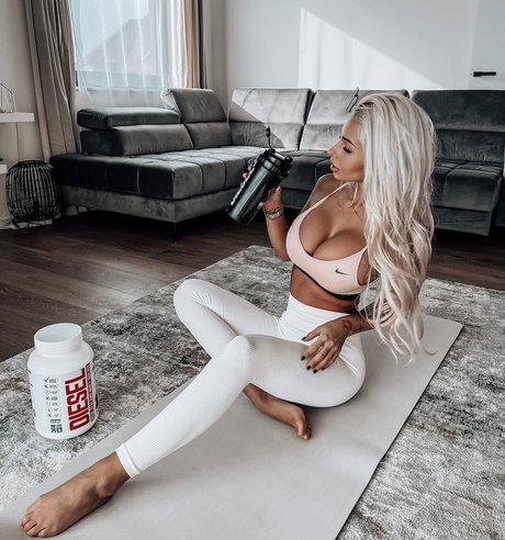 Nikola Rihova ポルノスター アーカイブ