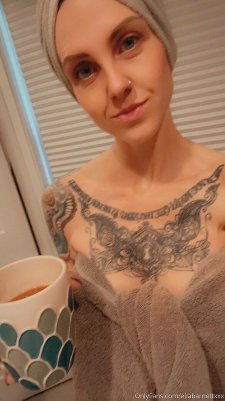 黒髪の熟女オンリーファンズ ホットヌード ギャラリー