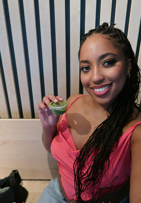 theremedybyreyna アダルト女優 写真