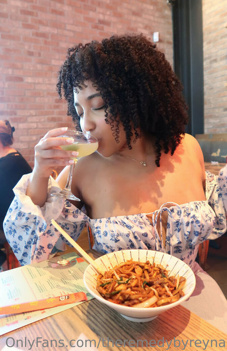 theremedybyreyna アダルトスター 写真