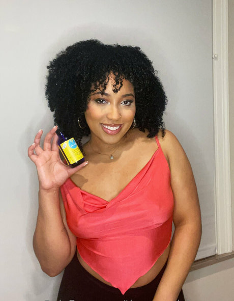 ティーンレズビアンオンリーファンズ ヌード 写真