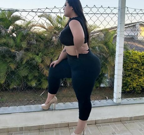 ワークアウト オンリーファンズ セクシー裸 写真