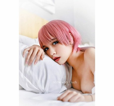 金髪の筋肉オンリーファンズ 美しいヌード ギャラリー